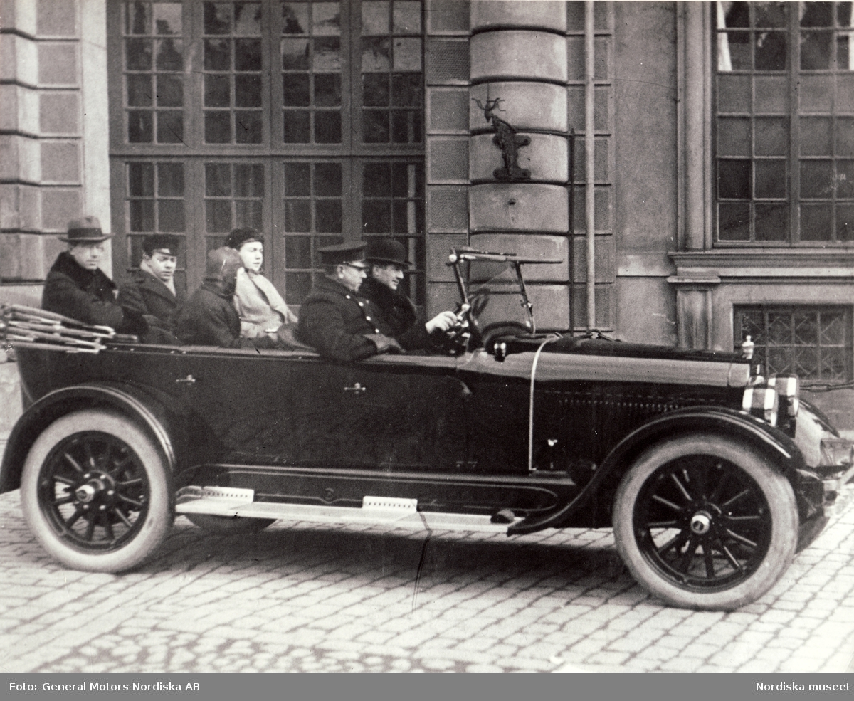 General Motors, Kronprinsen Gustaf Adolf, blivande kung Gustaf VI Adolf  med familj i sin Buick  1924 byggd i Kanada. Prinsen längst bak, intill honom sönerna Gustaf Adolf. Bertil och Sigvard. Chaufför på bilden Per Nääs- känd från flera biltävlingar och försäljare hos Ostermans.