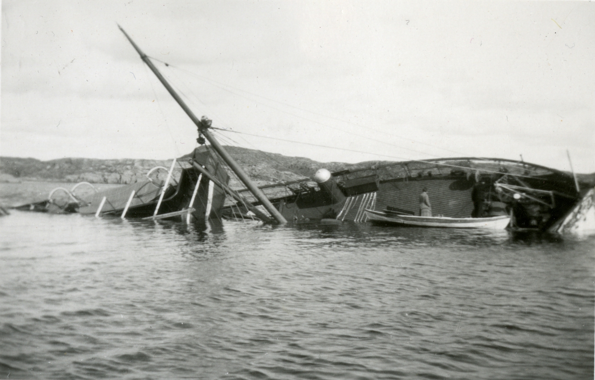 Berging av dampskipet 'Göteborg' (b. 1891) som grunnstøtte og sank september 1930 sør for Grebbestad, Sverige.