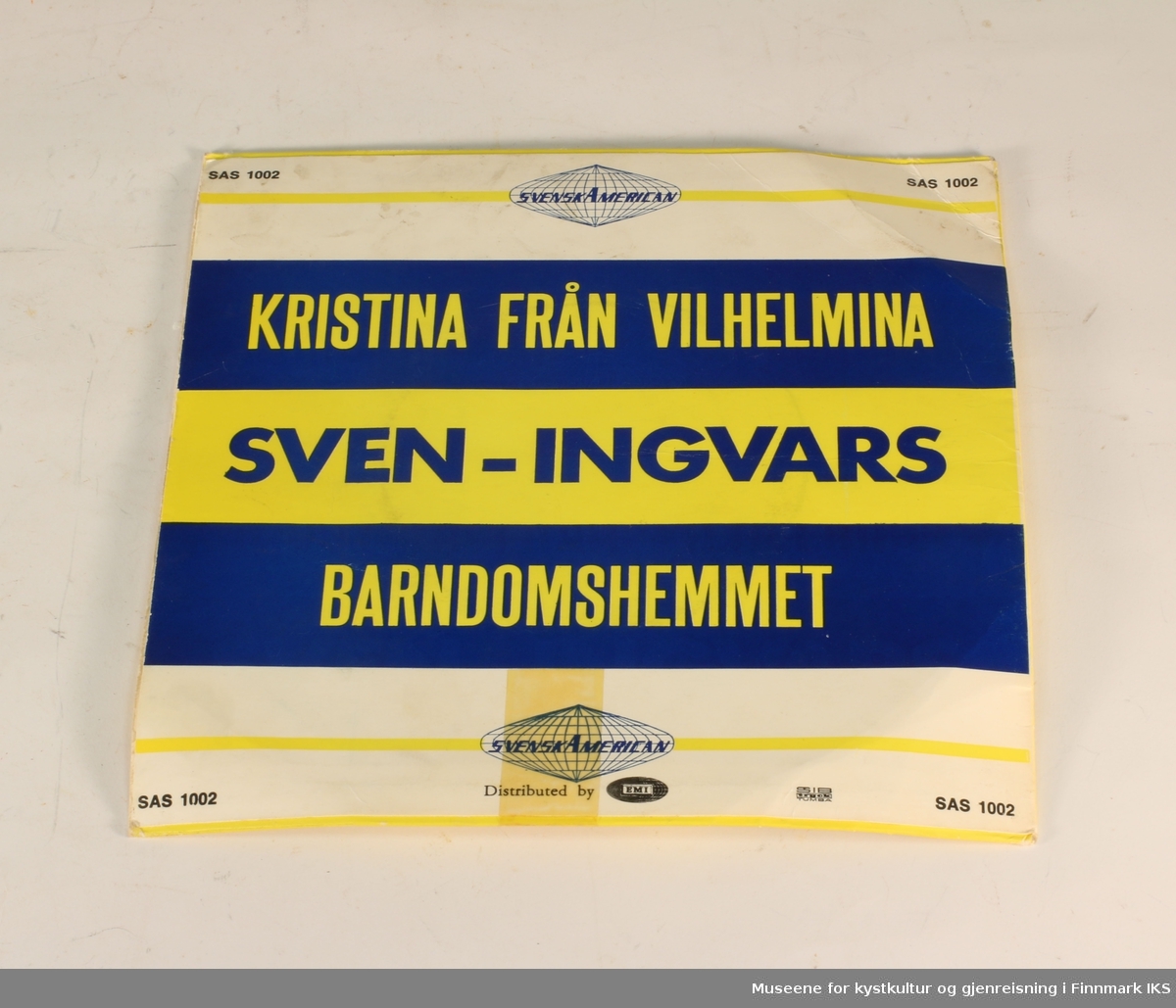 Vinylplate med etui i papp. Etuiet er gul og blå. En av sidene viser bildet av bandet Sven-Ingvars. Platen spiller to sanger: "Kristina från Vilhelmina" og "Barndomshemmet" av Sven-Ingvars.