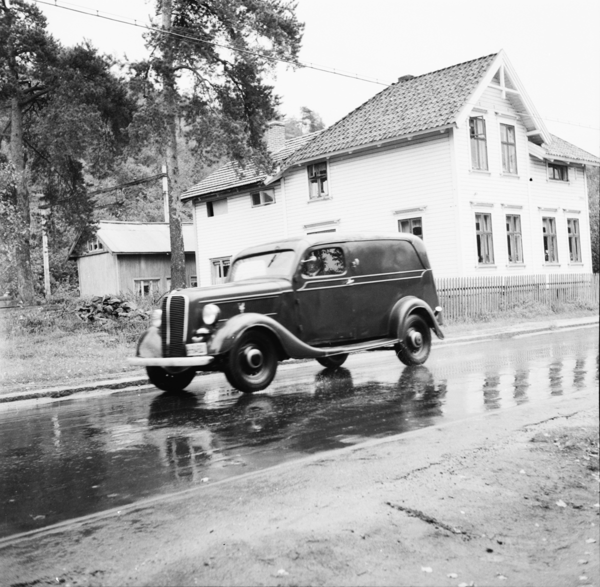 Vardens arkiv. "Trafikkontroll på Bøleveien". 09.09.1953.
Ford 1937 V8 varebil på lett lastebilunderstell. Norskbygget karosseri.