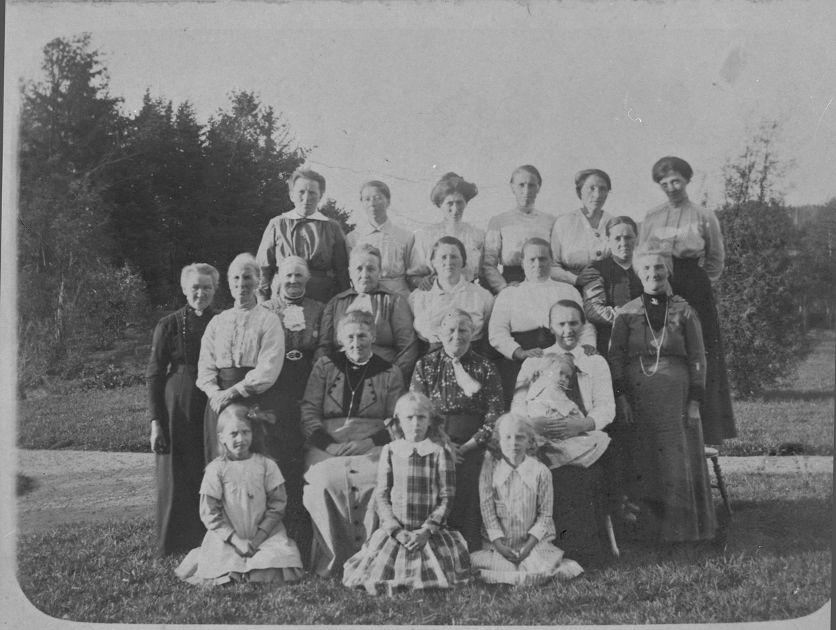 Ytre  Enebakk Misjonsforening på Bjerke 1919.