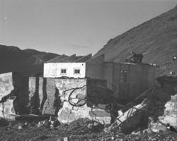 Et bygg settes opp i Honningsvåg bak ved ruinene av nedbrent