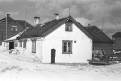 Vardø fotografert påsken 1947. Huset på bildet var bygd unde