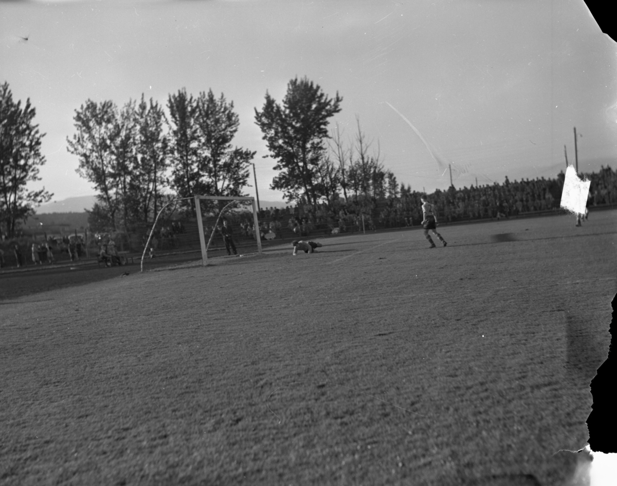Vardens arkiv. "Odd - Geithus 2-1. Stadion. William Eriksen. U.K. formannen og tysk trener". 06.09.1953