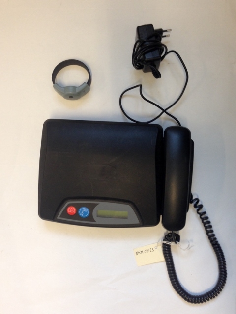 Fotlenken er utformet omtrent som et armbåndsur i sort og grå plast. Basestasjonen er en rektanguær boks i sort plast med telefonrør, strømforsyning, display og to knapper, en rød med alarmsymbol og en blå med telefonsymbol.