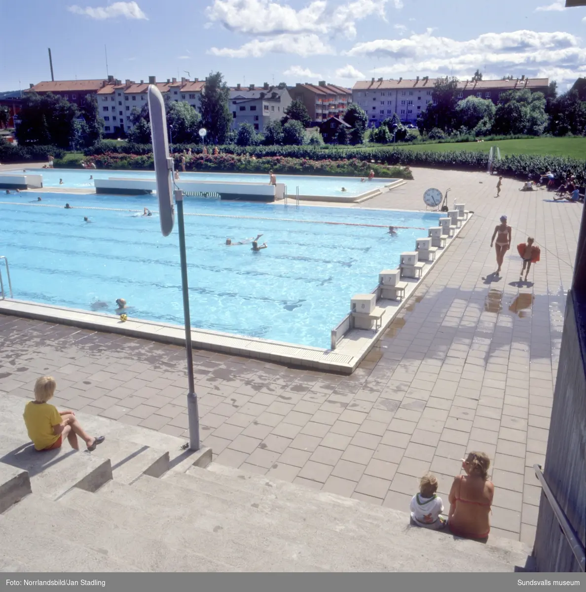 En serie bilder från Sporthallsbadets utomhusbassänger sommaren 1981.