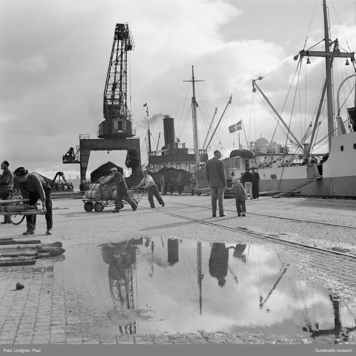 En serie bilder med motiv från Sundsvalls hamn. Lastning av båtar, båttrafik etc.