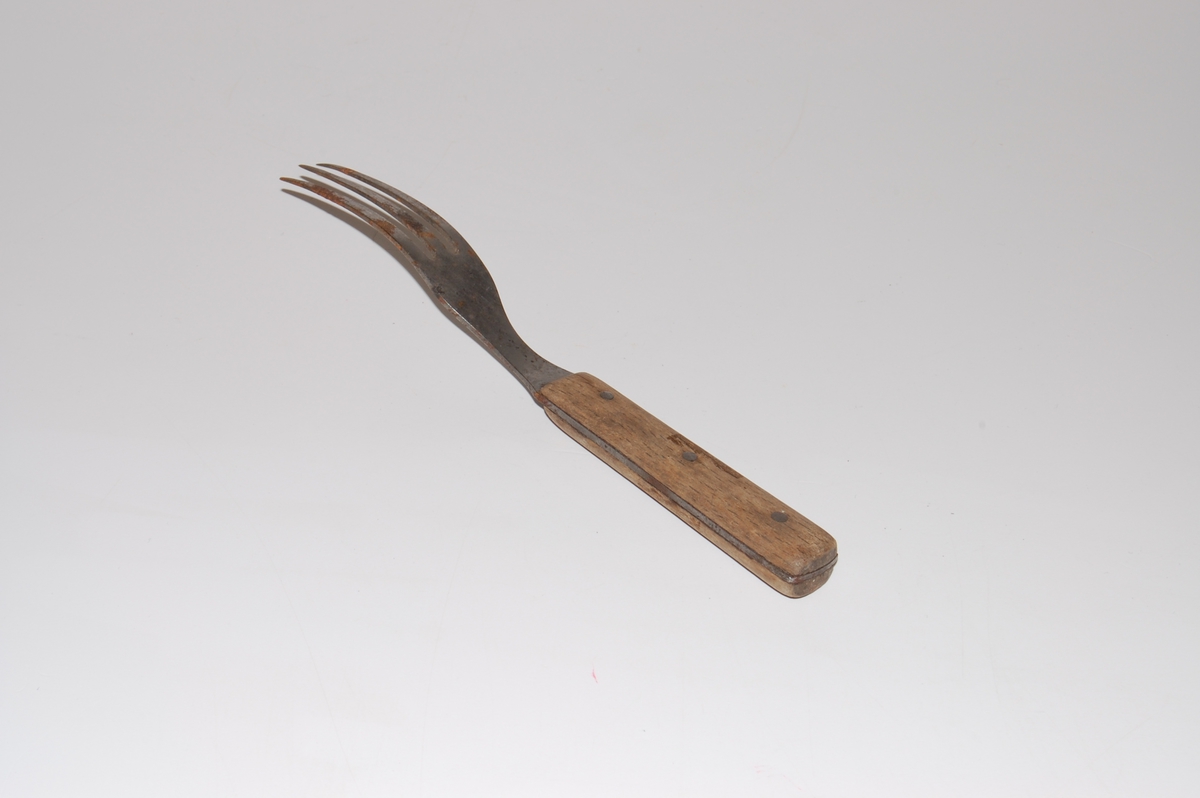 Form: Korte gafler med tre lange tinder og treskaft
