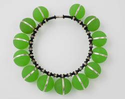 Som baller på en snor [Halssmykke]