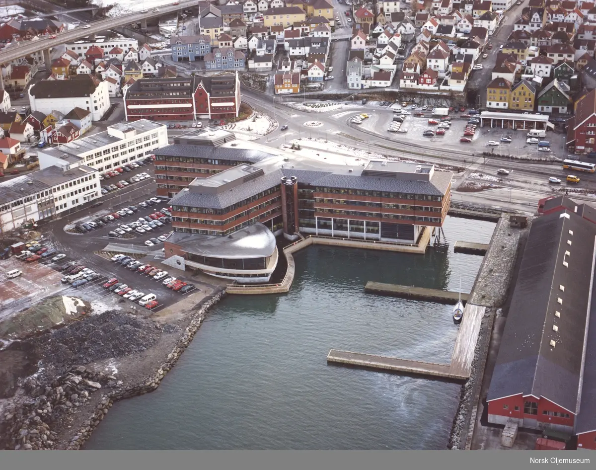 Amocos kontorbygg ved Bekhuskaien på Verven i Stavanger sentrum, fotografert fra luften.
