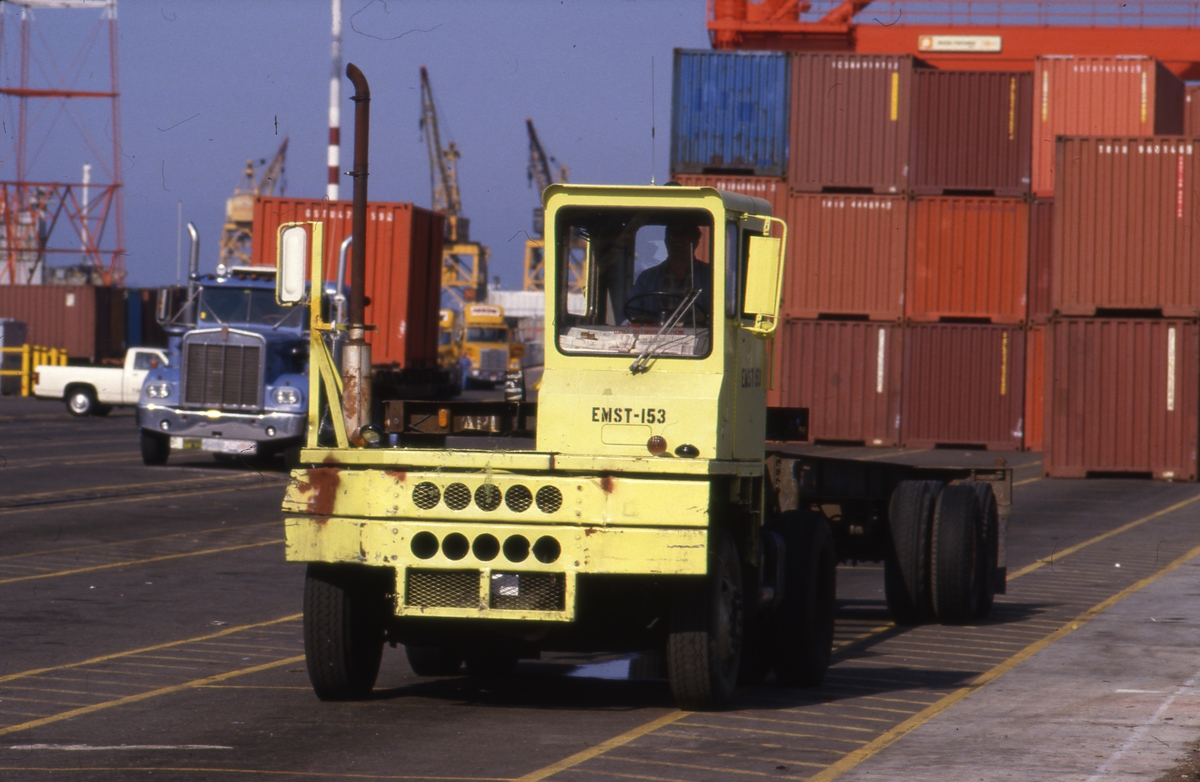 Lasting av containere på havnen i Seattle.