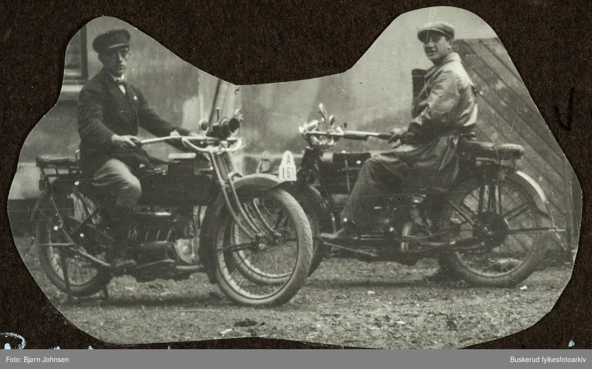 R. Gundersen og Macke Nicolaysen på motorsykler
A 161 (Christiania skilt)
