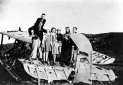 På Haug i Leka kommune. Bak fra venstre: Ivar Tobiassen, Joh