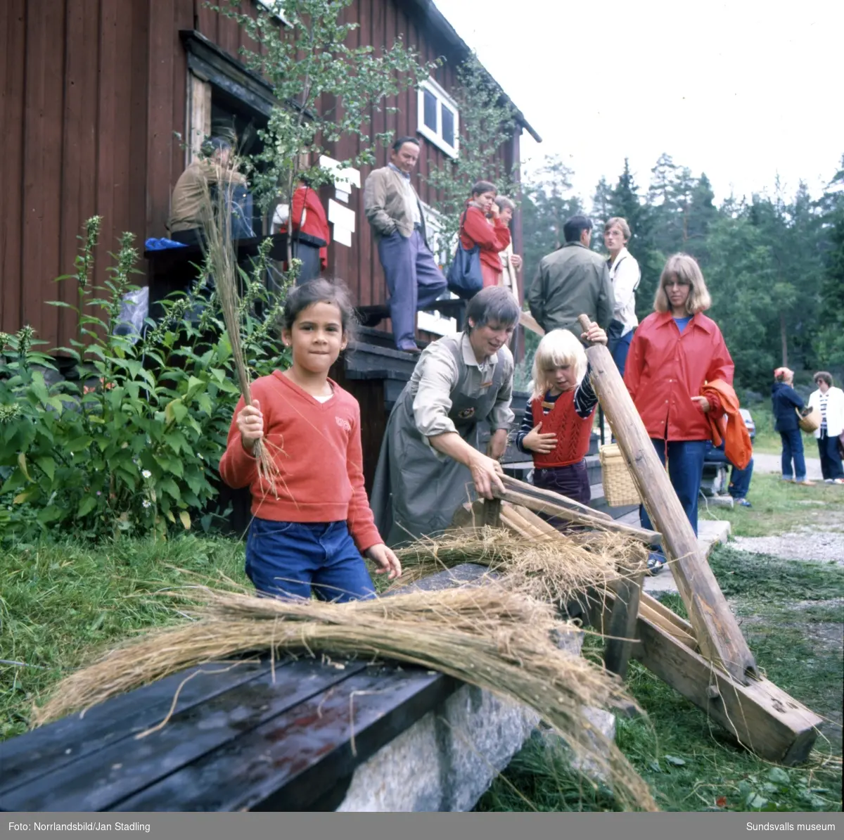 Massor av aktiviteter för barn och vuxna på Norra berget. Hästsjuts, ponnyridning, kolbullar, spelmän, linberedning, kolmila, kryddträdgård, fiskförsäljning, takspåntillverkning, timring, med mera.