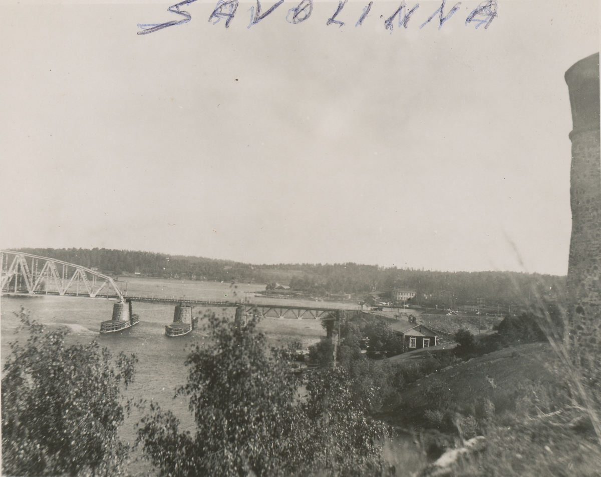 Jernbanebro ved Savolinna i Finland. Motivet tatt fra taket på Olavsborga. Til høyre et tårn fra borga som ligger på en liten holme i sjøen.