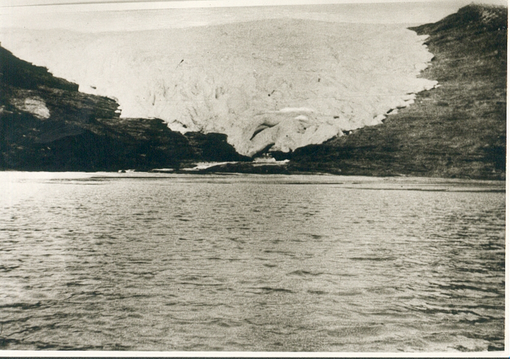 Svartisen brer seg helt ned til Svartisvatnet , ca 1915.