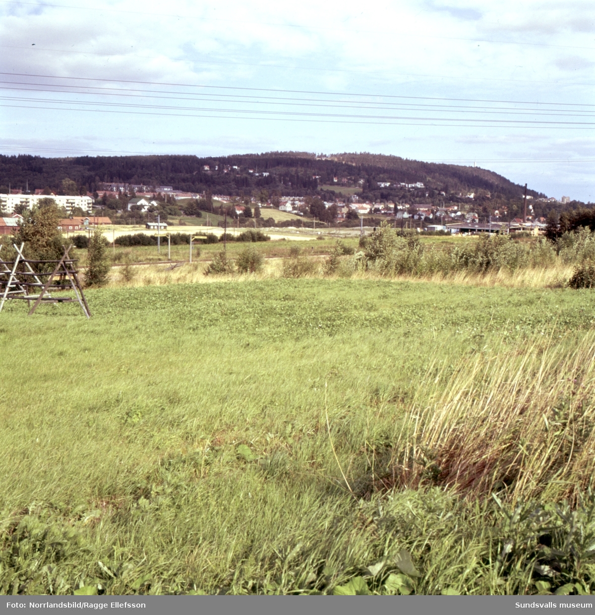 Vyer över landskapet där industriområdet mellan Nacksta och Högom, Granlo växer fram. Ännu är det mest jordbrukslandskap i området. Bilderna tagna från Nackstahållet och norrut.