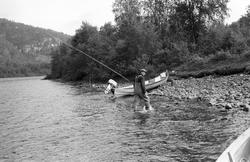 Elvebåt i landskap.