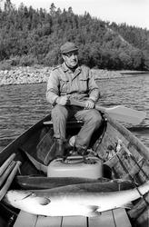 Elvebåt i landskap.