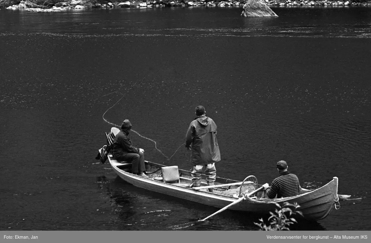 Elvebåt i landskap.

Fotografert 1972.

Fotoserie: Laksefiske i Altaelva i perioden 1970-1988 (av Jan Ekman).
