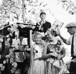 Vardens arkiv. "Sanitetsforeningen arr. brygge- løyer, hawai