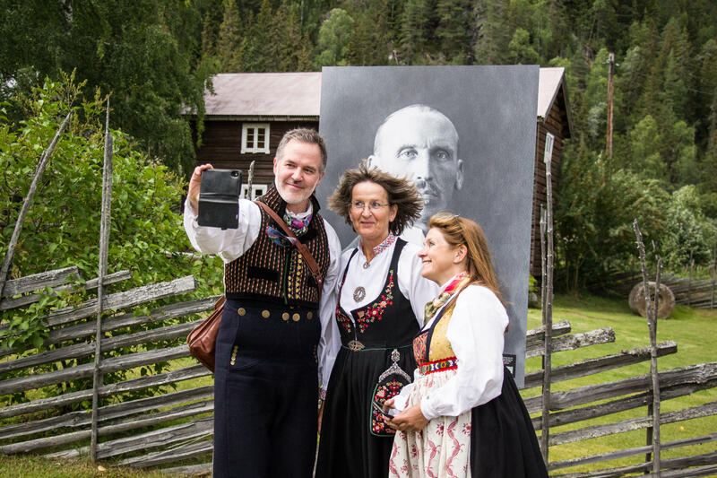 Selfie med Olaus Islandsmoen. Ole Aastad Bråten, Bjørg Dokken og Anne Marit Noraker. Foto: Ingri Valen Egeland. (Foto/Photo)
