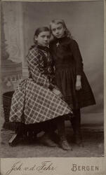 Rachel Helland (senere Grepp) og Benedicte Lie, ca. 1889.