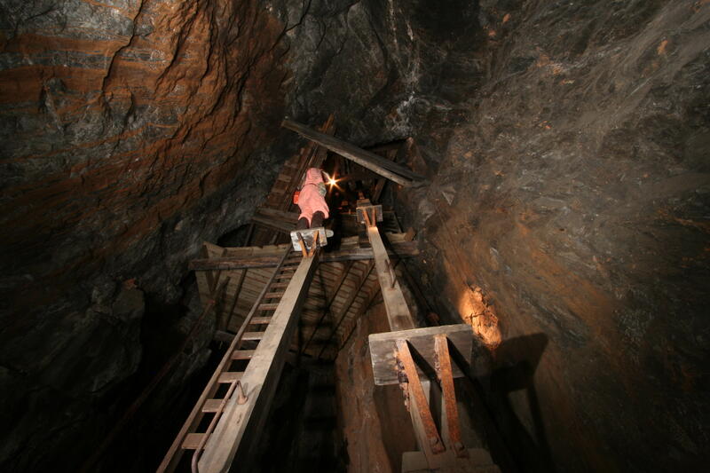 Mann som demonstrerer bruken av mannskapsheisen i gruva. (Foto/Photo)