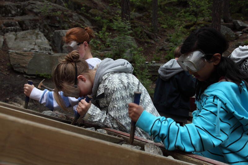 Barn som undersøker steiner. (Foto/Photo)