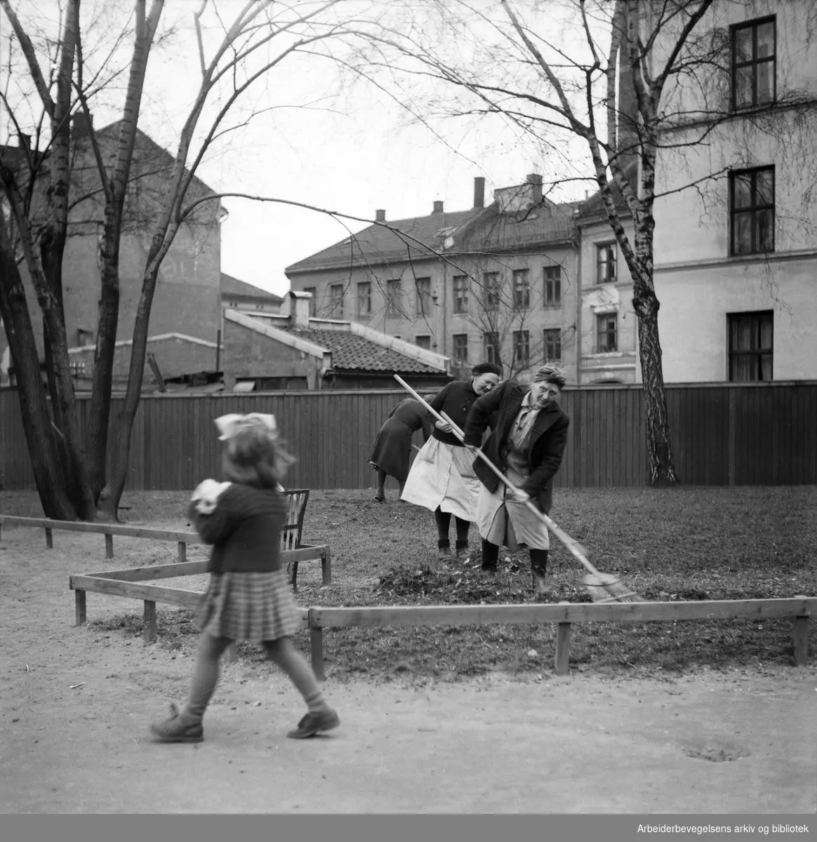 Høst. Raking av løv. Ukjent sted i Oslo. 1951.