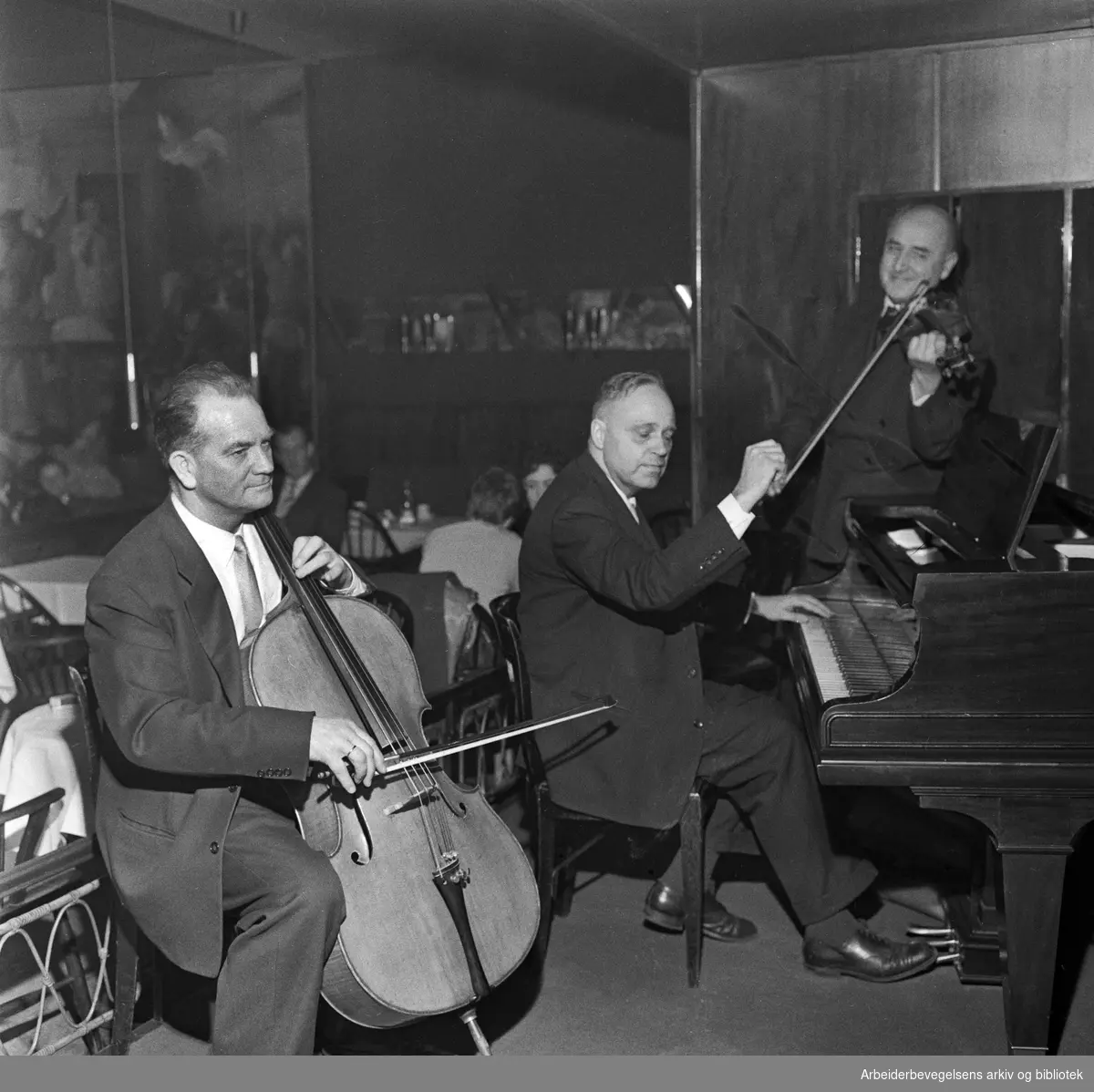 Kafémusikere under ledelse av kapellmester Assen Güroff (med fiolin) på Restaurant Cecil - som lå ved hjørnet av Rosenkrantz’ gate og Stortingsgata 8 i Oslo. Januar 1961.