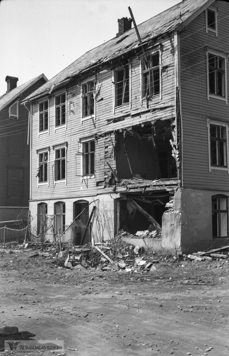 Molde i ruiner..Budstikkegården (Amtmanns Leths gate 27) etter bombing 1940.