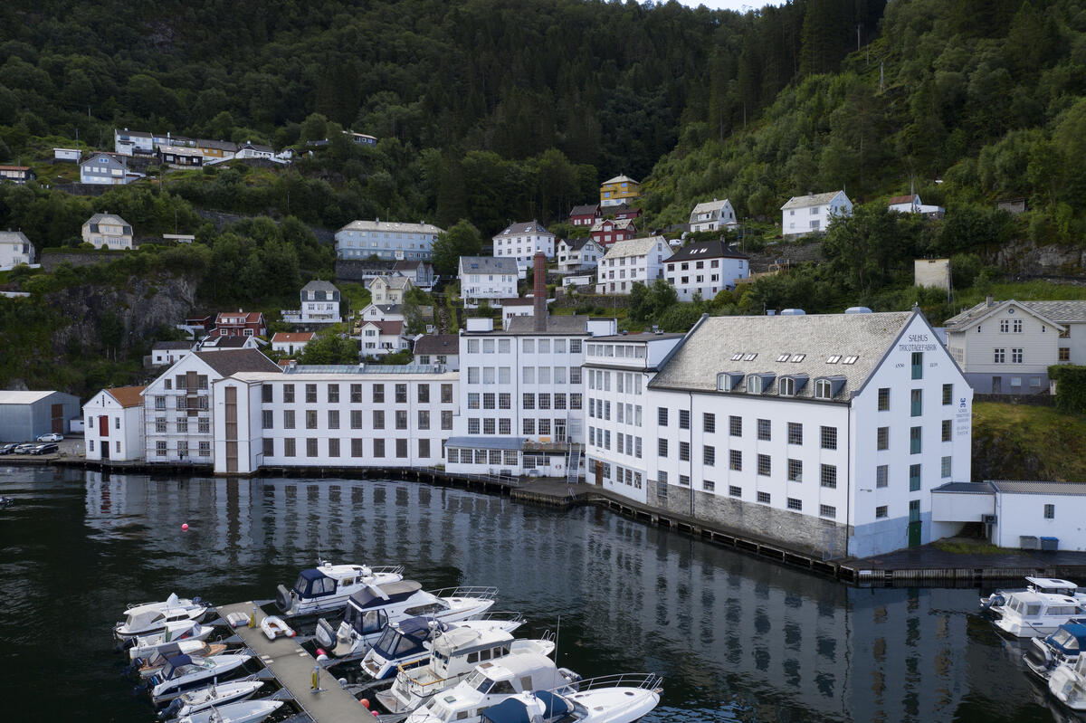 Den tidlegare tekstilfabrikken Salhus Tricotagefabrik sett frå sjøen. (Foto/Photo)