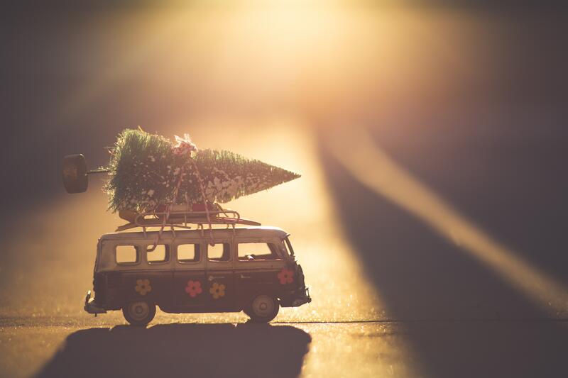 Bildet viser en lekebil med et juletre på (Foto/Photo)