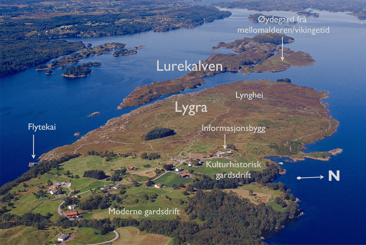 oversiktsbilete over Lygra i Nordhordland med påskriven tekst (Foto/Photo)