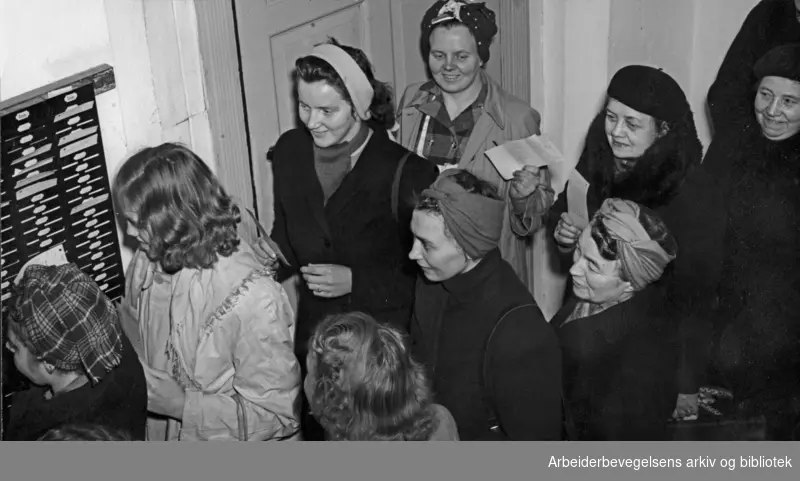 Tekstilarbeidere i kø ved stemplingsuret på Nydalen Compagnie, desember 1949.