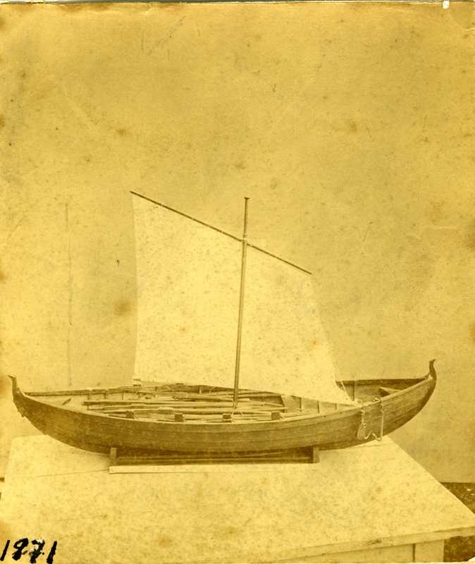 Modell av færøysk båt med seil