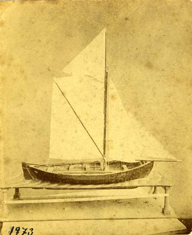 Modell av fiskebåt fra Øresund med tilsatte seil