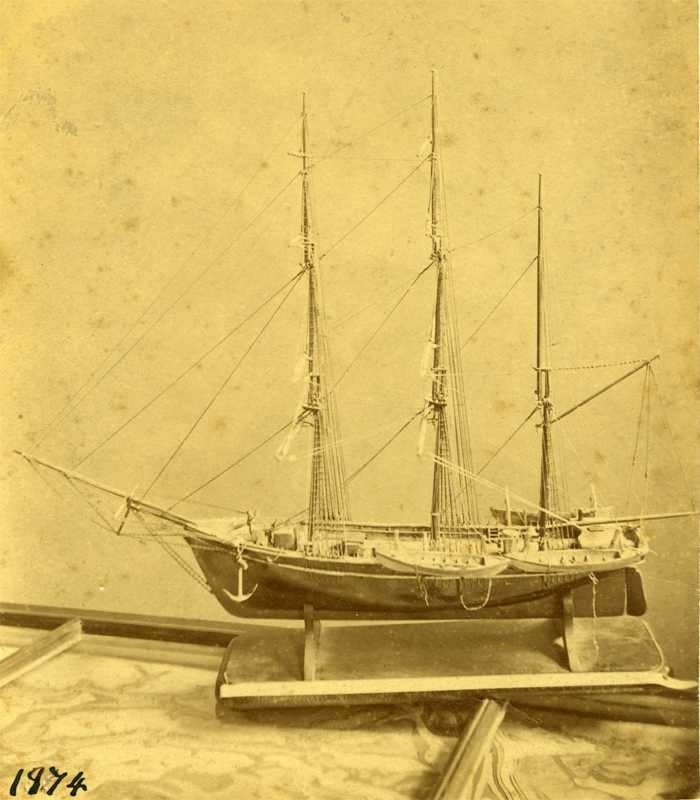 Modell av amerikansk hvalfangerskip med fangstbåter