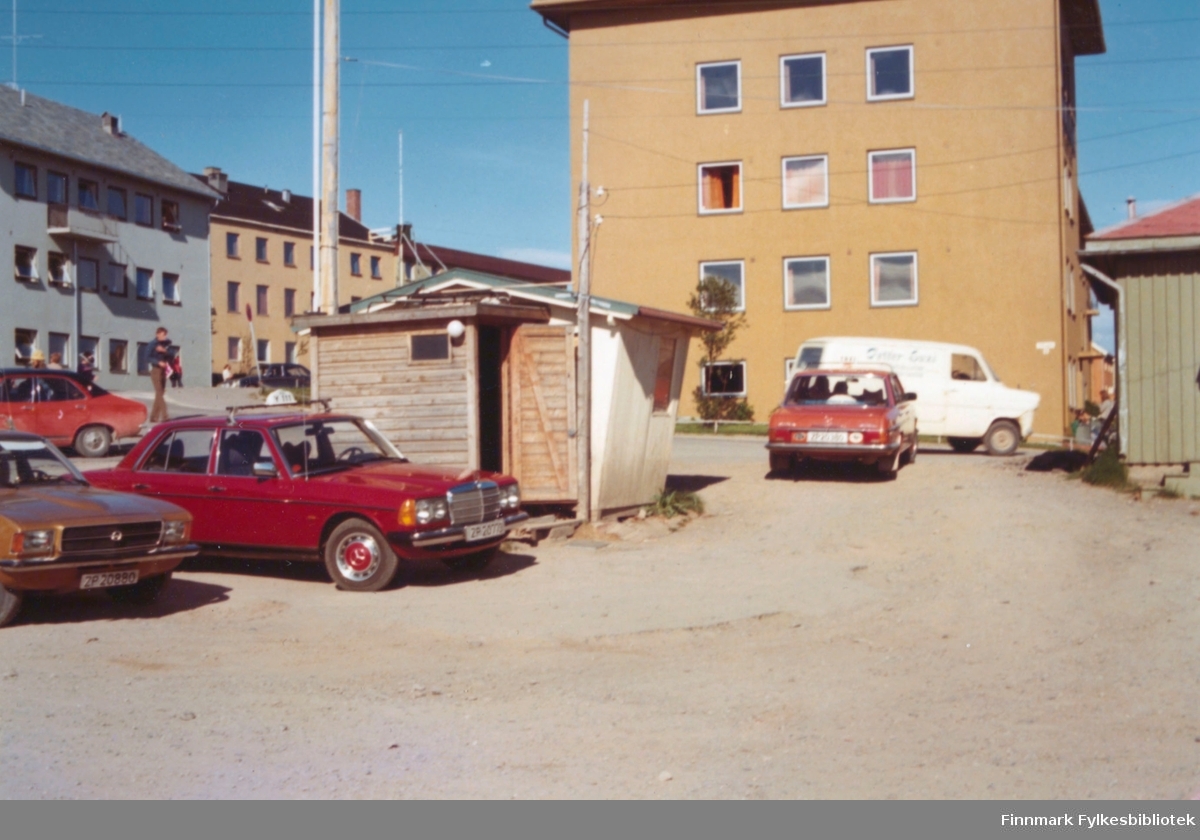 Vadsø sentrum i ca. 1976. Bjørn Dahls drosje (en rød Mercedes-Benz). Fra venstre i bakgrunnen: bank, hotell og rådhuset.