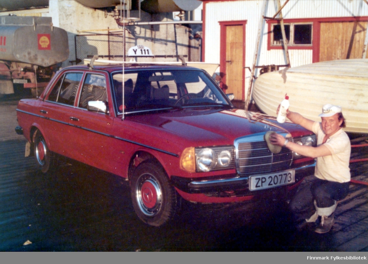 Jan Erik Sælø var i 1976 sommervikar for taxieier Bjørn Dahl i Vadsø. Shell-ansatte "Bonzo" fra Bugøynes poserer mens han vasker drosjen.