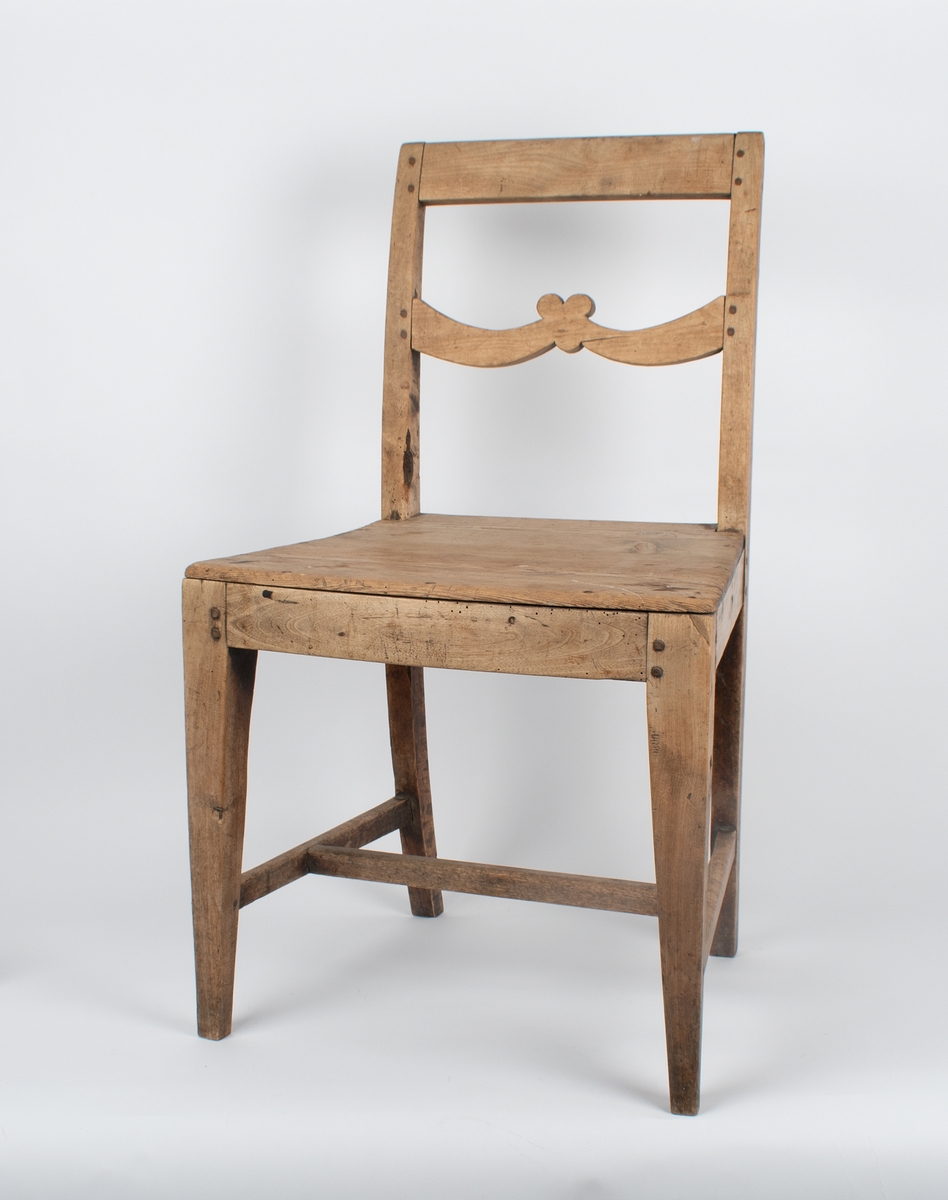 Trestol med enkelt tresete. Tverrsprossen i ryggen har enkel dekorativ form.