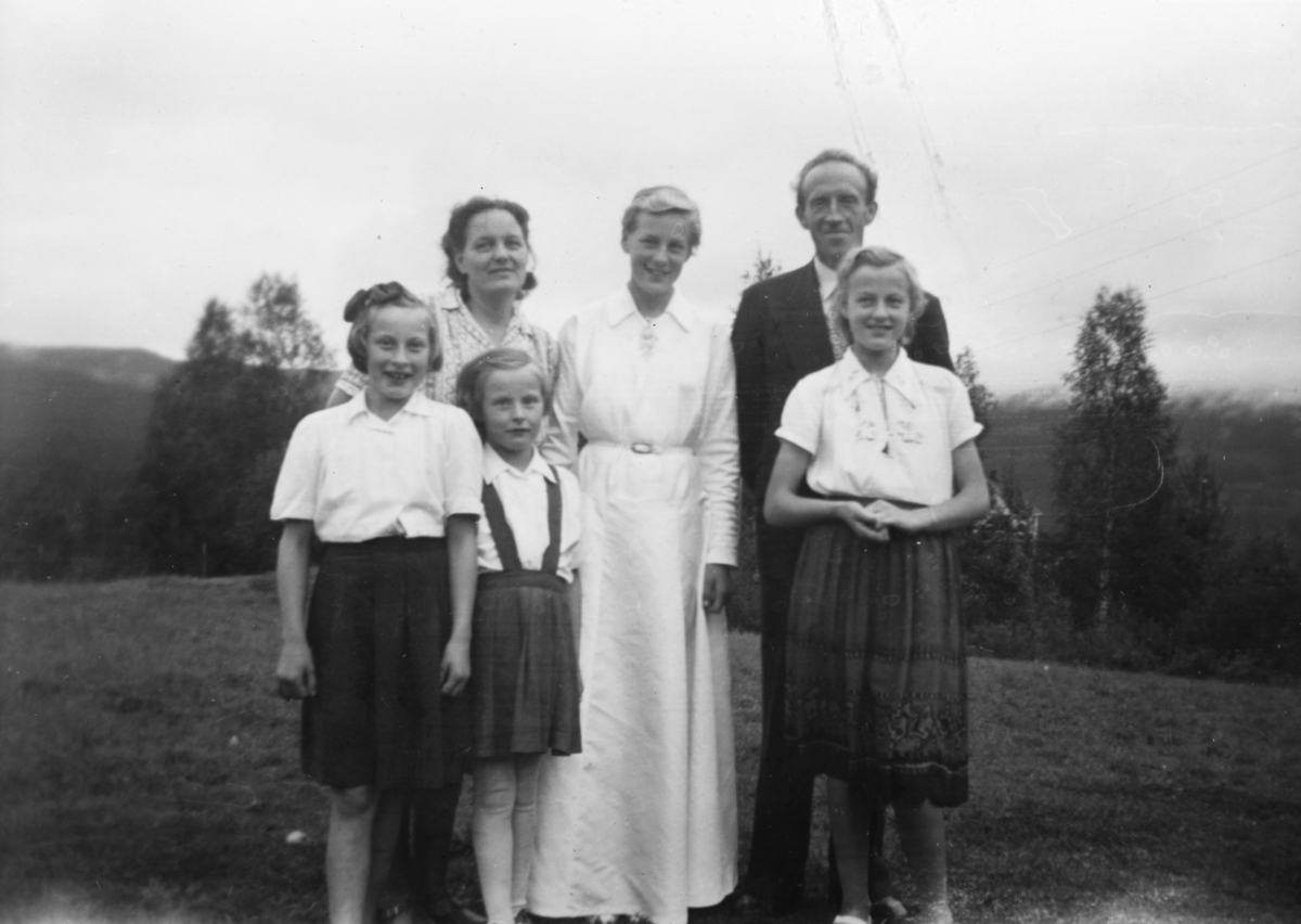Familiegruppe, Løvås, bodde i Sørlia og Stange prestegårdsskoger. F.v. Inger Løvås, Unni Løvås, konfirmant Bjørnhild Løvås, Karin Løvås. Bak Aslaug Løvås og Johan Løvås.