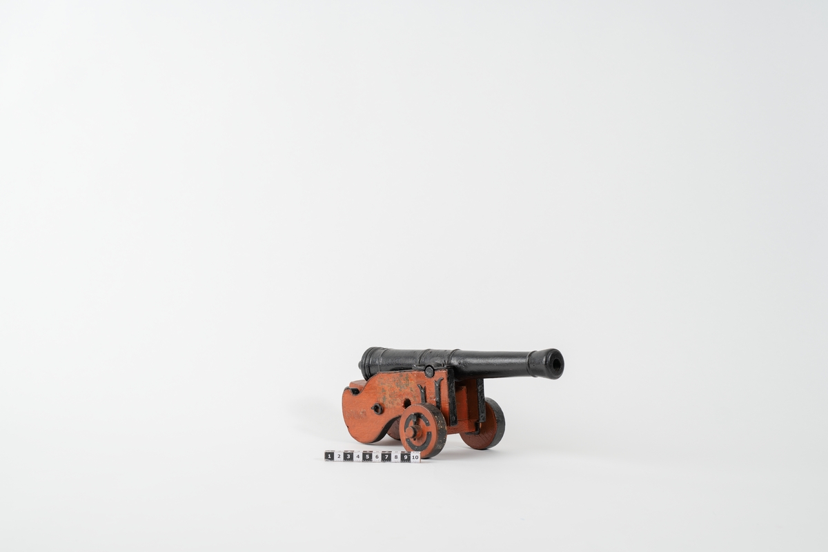 Kanonmodell: skans- eller släplåda, med kanon av Tornqvist. Modellen antagen 1757. Lavetten av trä med beslag av järn. Kanonen av trä. Lådan röd, kanon och beslag svartmålade. Tillbehör: 1 st riktkil. Lavetten L = 190 mm B = 140 mm H = 120 mm.