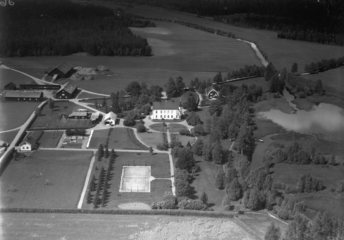 Flygfoto över Vallnäs Herrgård i Eksjö kommun,  Jönköpings län  Nr E 244