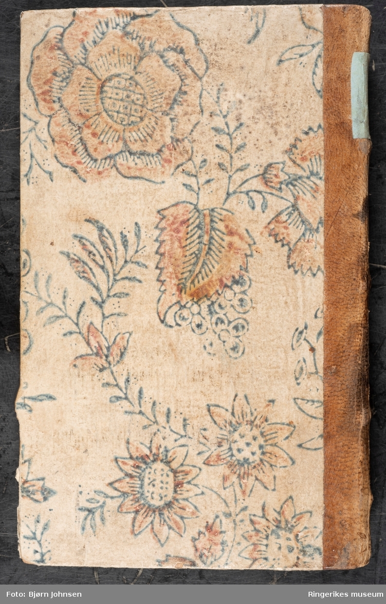 Naadens Aandelige Markets-Tiid, skrevet av Jonas Ramus (sogneprest i Norderhov) og utgitt første gang i 1680. Dette eksemplaret er trykket i København i 1751 og inneholder 224 sider. Dette var en populær andaktsbok i flere generasjoner.