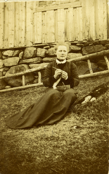 Julianne Johnsen med strikketøyet sitt på Skålebøl i Øksnes.