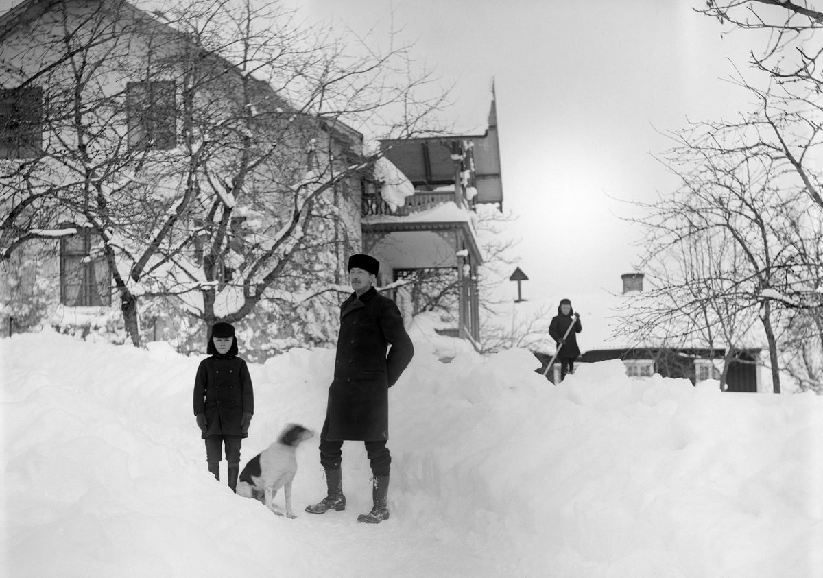 Fotograf Emil Durling på besök vid systerns hem i Ramsdal medan systersönerna Sigurd och Arne hjälper till med snöskottningen.