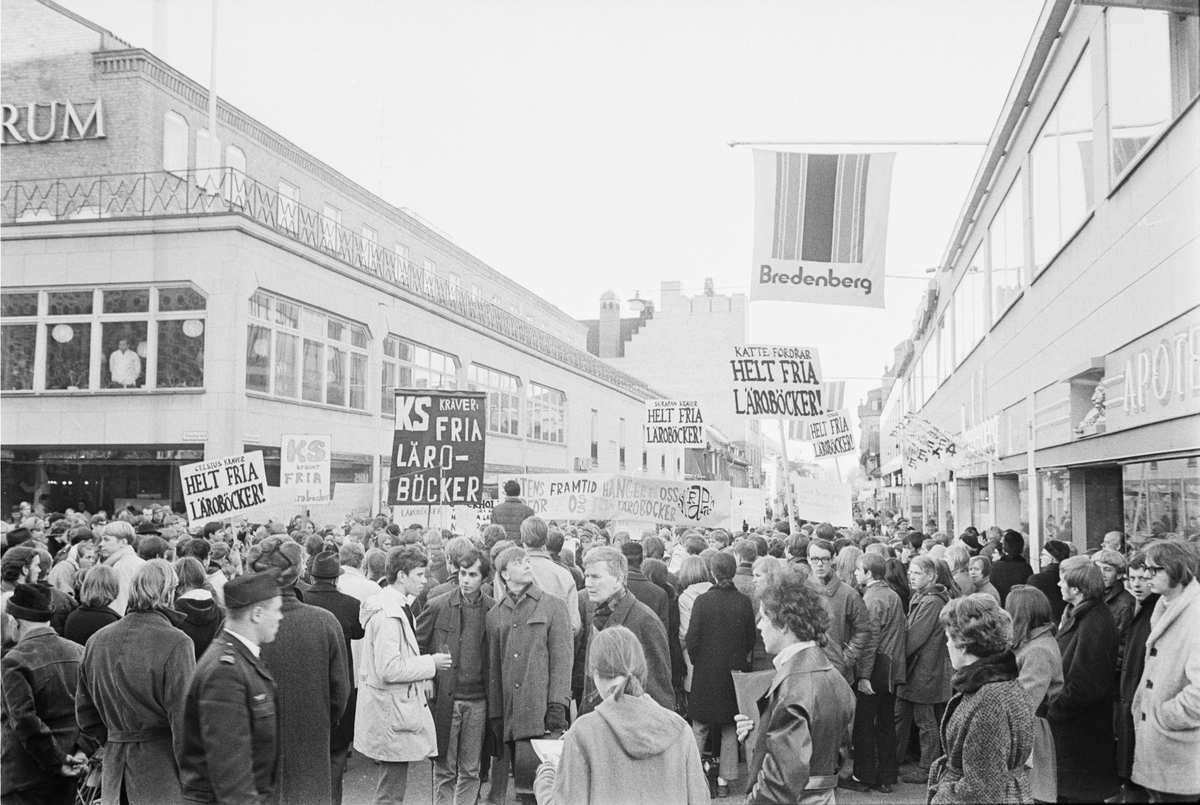Skolungdomar demonstrerar för fria läroböcker, Kungsängsgatan, Uppsala 1968
