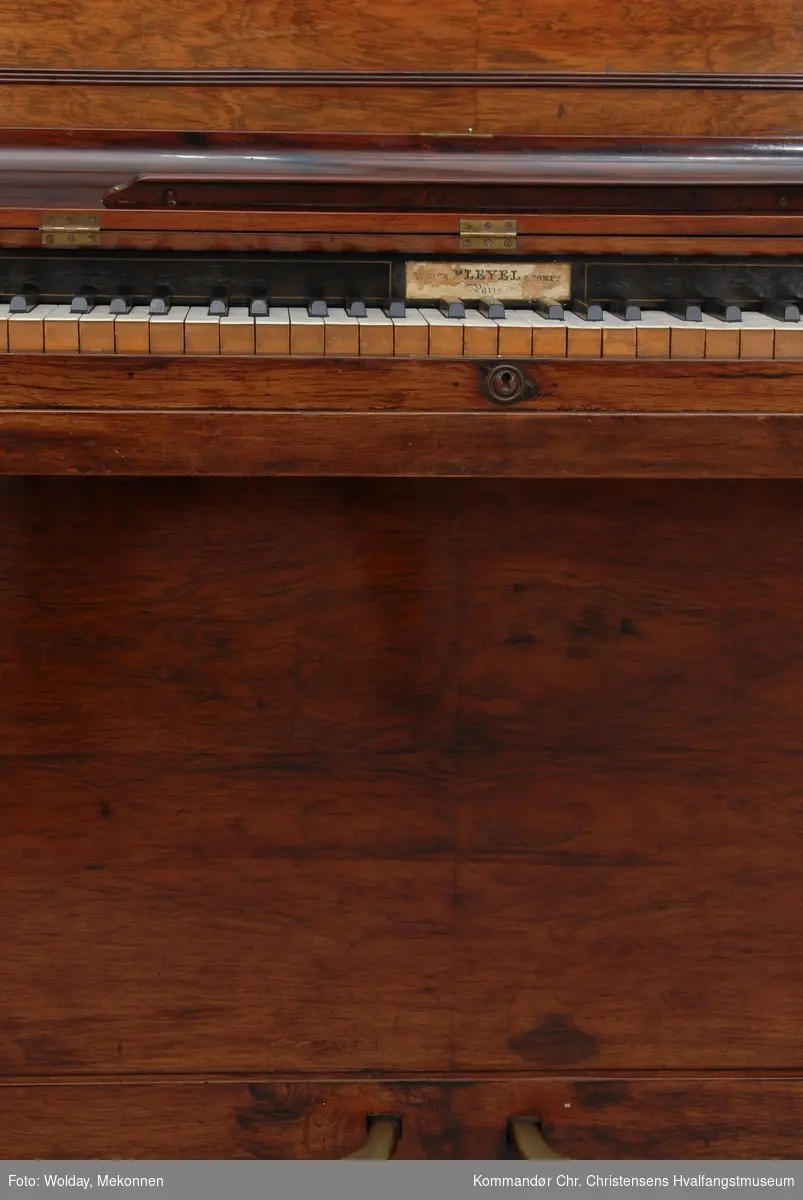 Piano i empire stil med buede føtter.